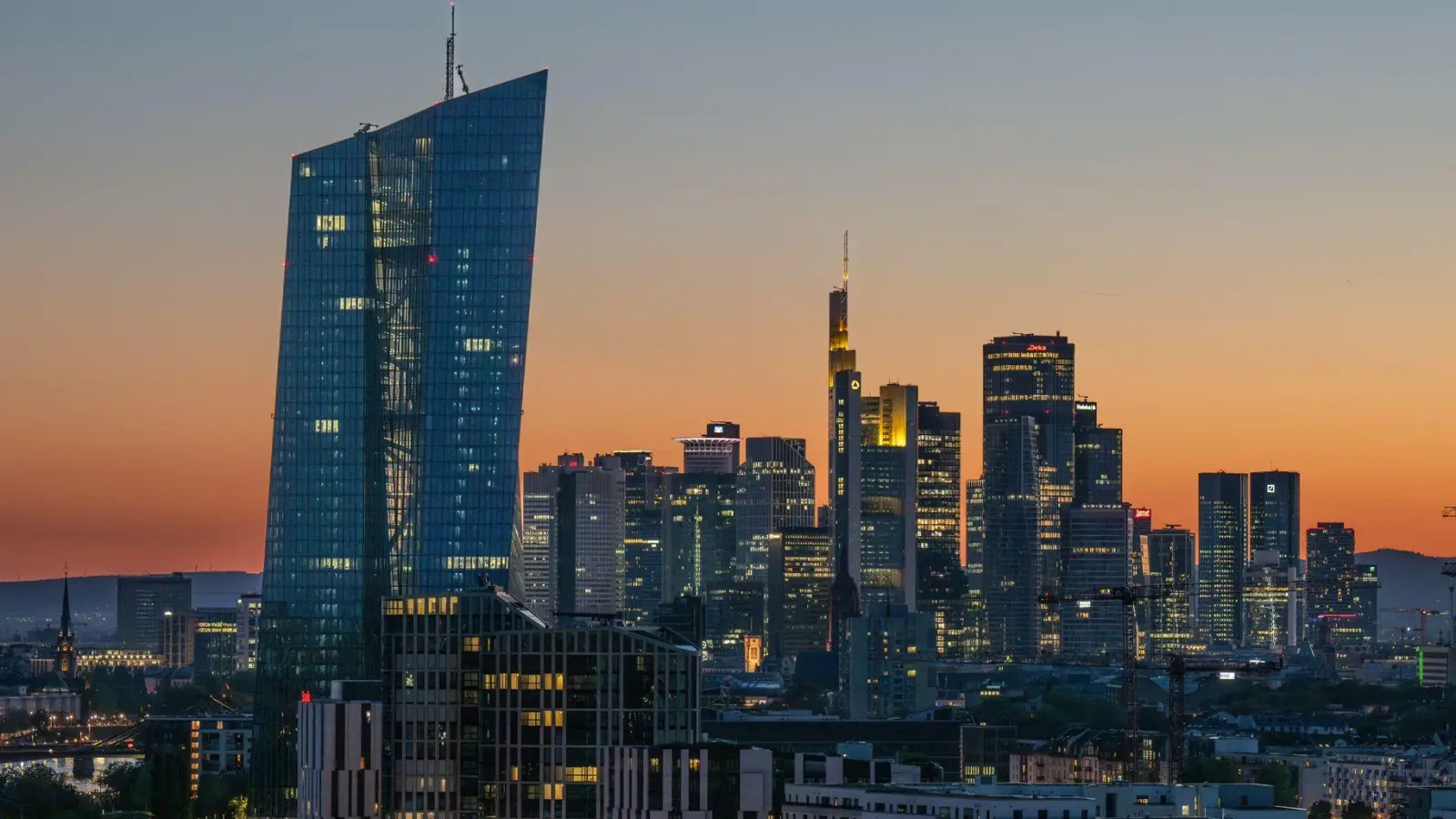 Nach der jüngsten Zinserhöhung der EZB haben lediglich 12 von 800 untersuchten Banken und Sparkassen ihre Tagesgeldzinsen merklich angehoben  (Foto: Boris Roessler/dpa)