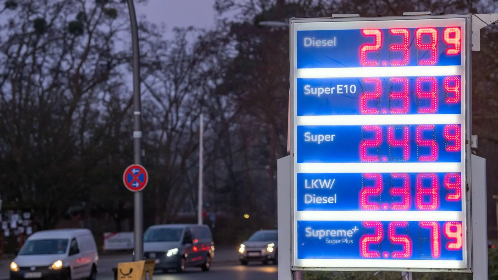 Tanken wird immer teurer. (Foto: Soeren Stache/dpa)