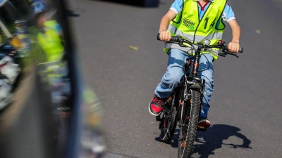Streit mit Autofahrer vor Gericht: Wann haben Eltern die Aufsichtspflicht verletzt?  (Foto: Christoph Reichwein/dpa/dpa-tmn)
