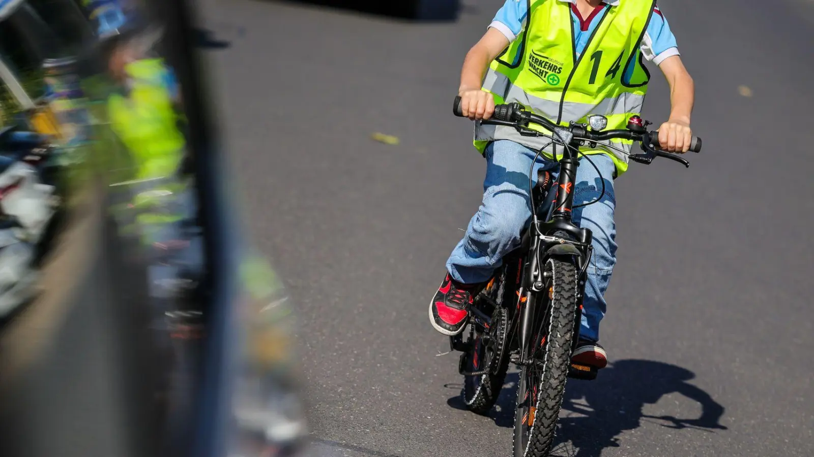 Streit mit Autofahrer vor Gericht: Wann haben Eltern die Aufsichtspflicht verletzt?  (Foto: Christoph Reichwein/dpa/dpa-tmn)