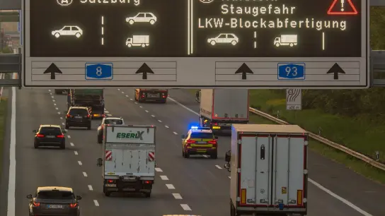 Ein Verkehrsschild mit der Aufschrift „Kufstein Staugefahr LKW-Blockabfertigung“ steht in den frühen Morgenstunden auf der Autobahn A8. (Foto: Peter Kneffel/dpa/Archivbild)