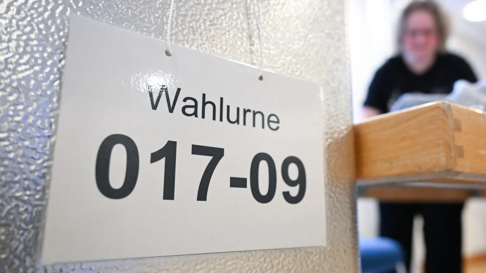 Die Wahlberechtigten in Wassertrüdingen haben ihre Stimmen abgegeben. Aufgrund von Softwareproblemen konnte die Sitzverteilung aber erst am Dienstag festgestellt werden. (Symbolbild: Bernd Weißbrod/dpa)