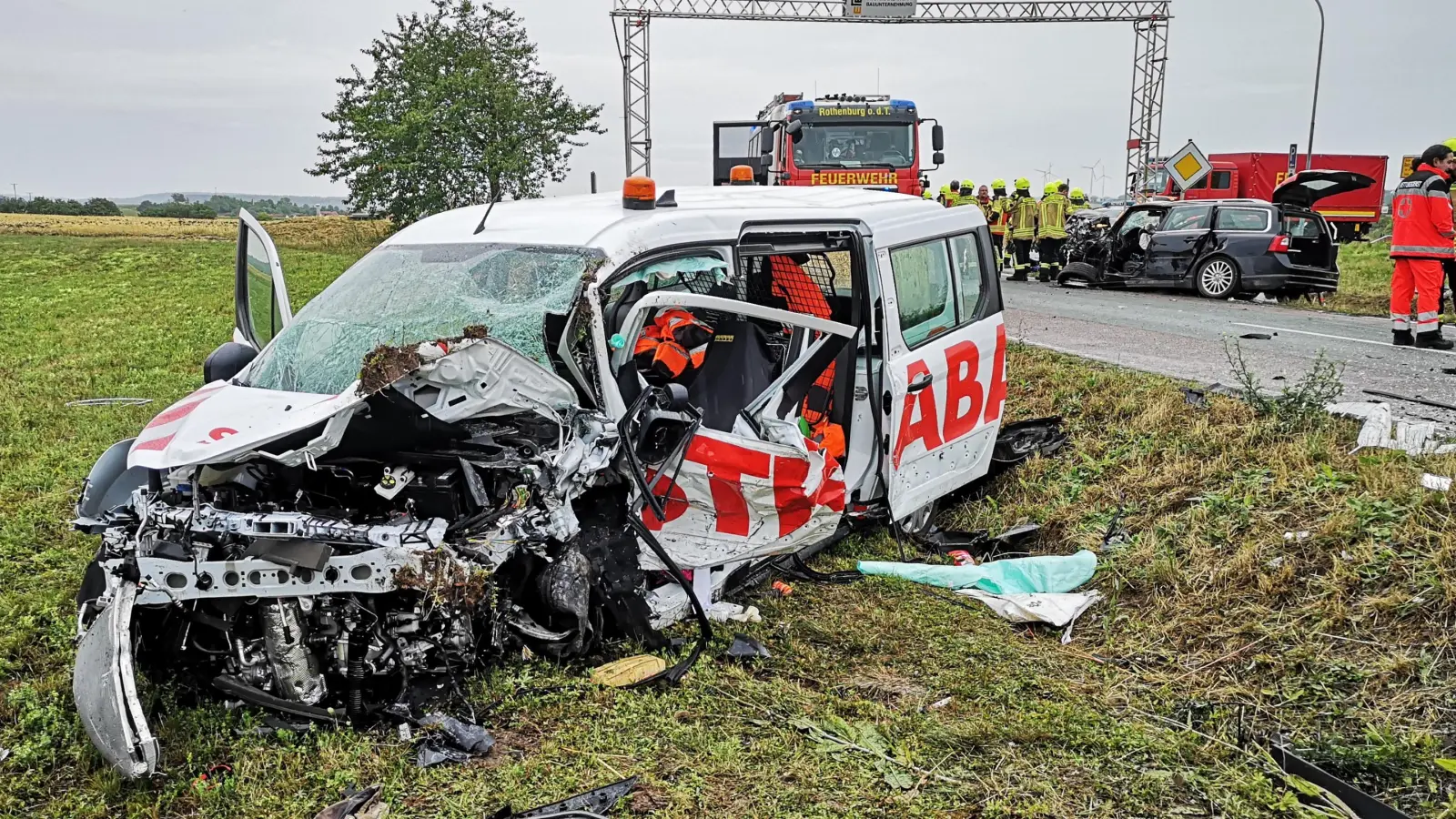 Der 50 Jahre alte Fahrer des Kleintransporters verstarb noch an der Unfallstelle bei Rothenburg. (Foto: Jürgen Binder)