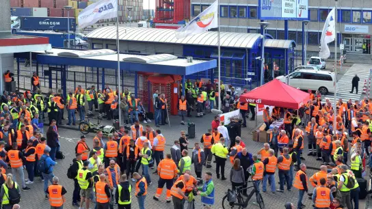 Etwa 1000 Beschäftigte protestierten am Abend vor dem Werktor in Bremerhaven. Die Gewerkschaft Verdi hatte zu einem mehrstündigen Warnstreik aufgerufen. (Foto: Michael Bahlo/dpa)