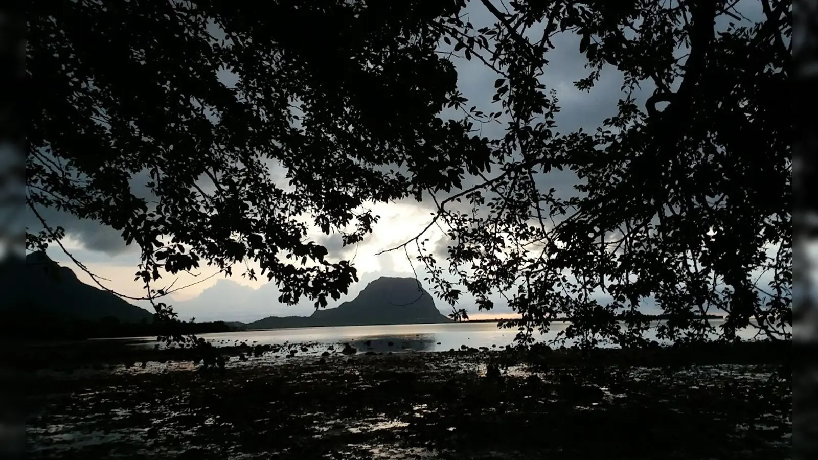 Der Berggipfel Le Morne Brabant auf der Insel Mauritius (Archivbild) (Foto: Vel Moonien/dpa)