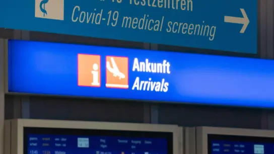 Ankunftsbereich am Frankfurter Flughafen: Angesichts der entspannteren Pandemie-Lage waren die Einreisevorgaben vor der Sommerferienzeit gelockert worden. (Foto: Frank Rumpenhorst/dpa)