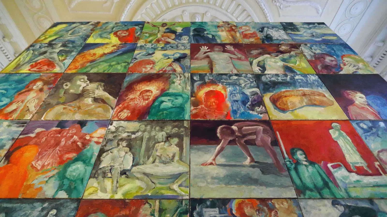 Die Rückseite des Bilder-Kubus mit Arbeiten von Friedrich Rohm in der Karlshalle (Foto: Thomas Wirth)