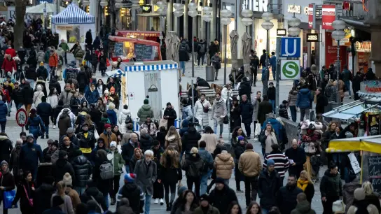Passanten gehen durch die Fußgängerzone in der Innenstadt von München. (Foto: Sven Hoppe/dpa/Archivbild)
