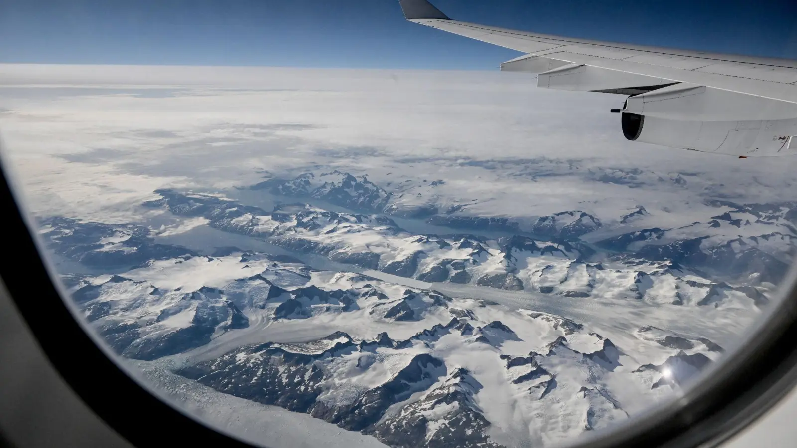 Blick auf eisbedeckte Fjorde und Berglandschaften auf Grönland. (Foto: Britta Pedersen/dpa)