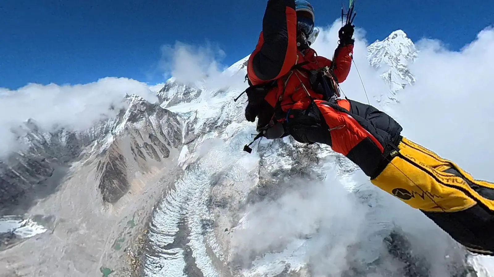 Pierre Carter ist mit einem Gleitschirm vom Mount Everest abgehoben. (Foto: Privat/Pierre Carter/dpa)