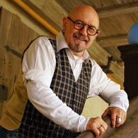 Norbert Münzer kümmert sich für die Produktionen „Jeeps” und „Achtsam morden” um die Kostüme und Accessoires der Schauspielerinnen und Schauspieler.  (Foto: Elke Walter)