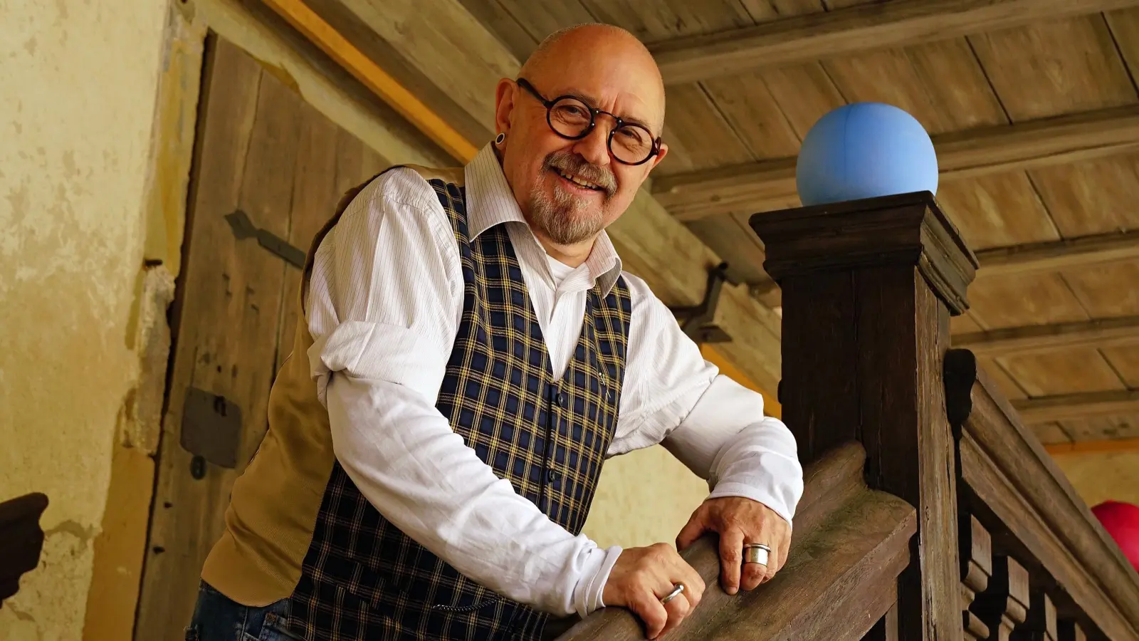 Norbert Münzer kümmert sich für die Produktionen „Jeeps” und „Achtsam morden” um die Kostüme und Accessoires der Schauspielerinnen und Schauspieler.  (Foto: Elke Walter)