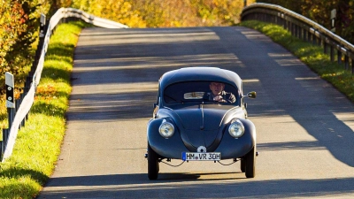 Das Auto erreicht theoretisch bis zu 100 Stundenkilometer. (Foto: Moritz Frankenberg/dpa)