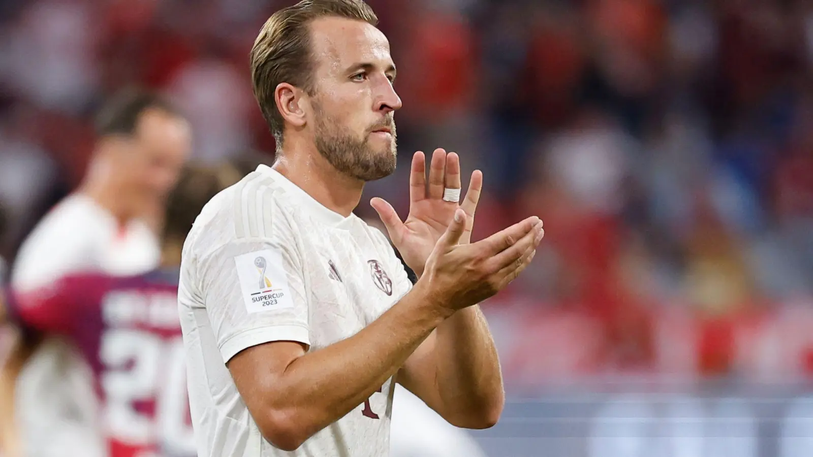 Bayerns Harry Kane applaudiert nach dem Spiel. (Foto: Daniel Löb/dpa)