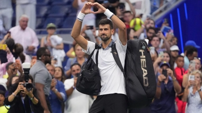 Novak Djokovic formt ein Herz zum Abschied.  (Foto: Frank Franklin II/AP/dpa)