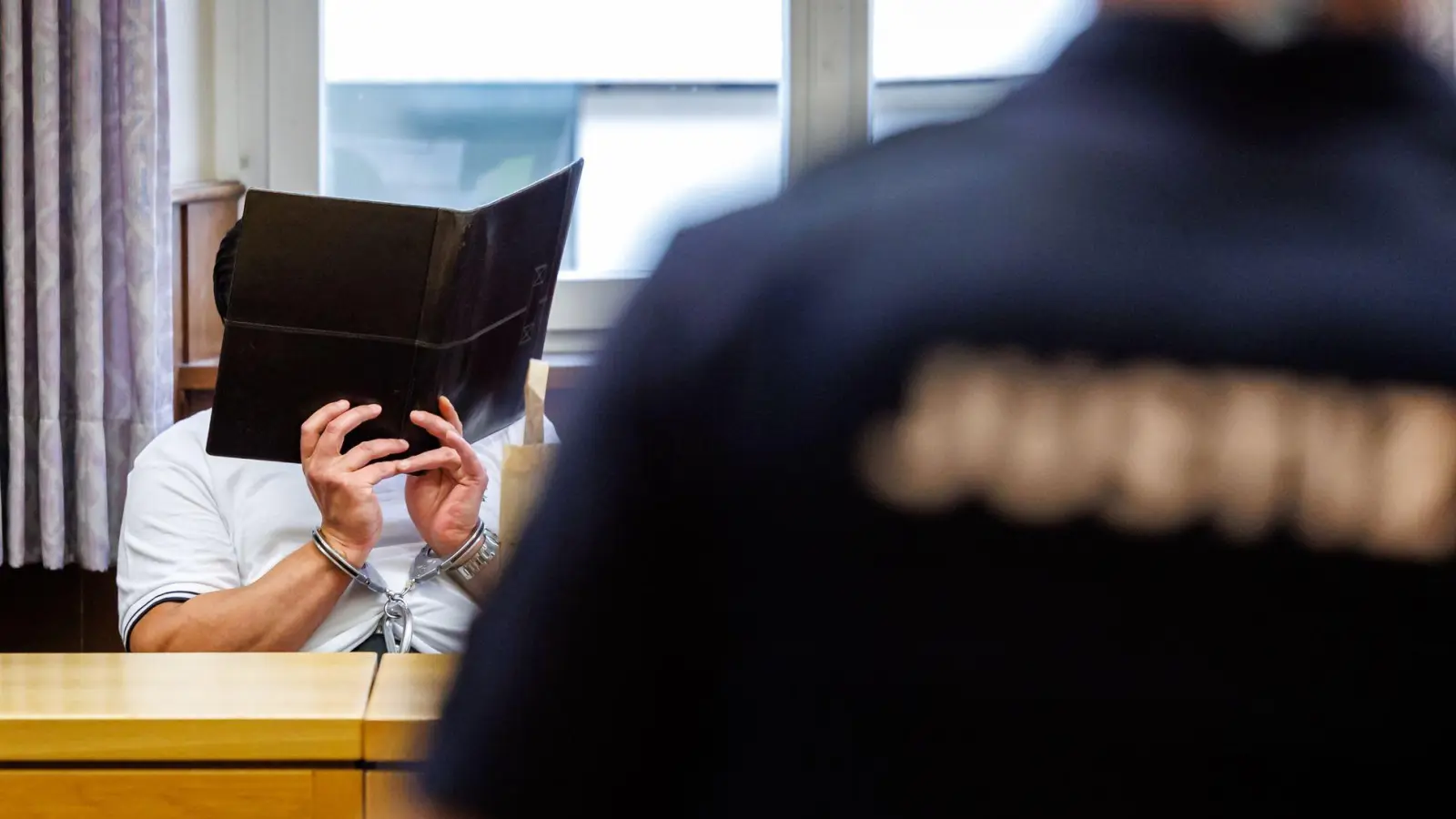 Der 40-Jährige stand unter anderem wegen schweren Raubs und gefährlicher Körperverletzung vor Gericht. (Archivbild) (Foto: Daniel Karmann/dpa)