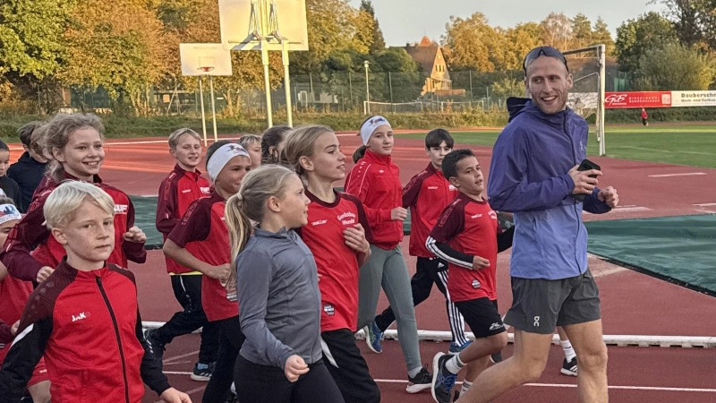 Für reichlich Motivation bei den jungen Nachwuchssportlerinnen und -sportlern sorgte Vize-Europameister Florian Bremm bei seinem Besuch in Dinkelsbühl. (Foto: TSV Dinkelsbühl/Michael Kuhbach)