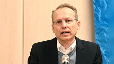 DGB-Landesvorsitzender Bernhard Stiedl bei seiner Rede in Ansbach. (Foto: Jim Albright)