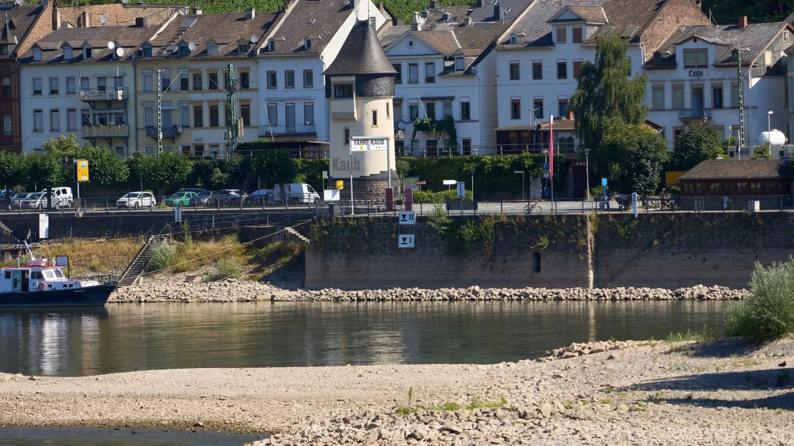 Der Pegelturm am Mittelrhein bei Kaub. In Kaub wird einer der wichtigsten Bezugspegel für die Rheinschifffahrt am Mittelrhein gemessen. (Foto: Thomas Frey/dpa)