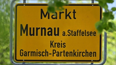 Das Ortsschild von Murnau. (Foto: Angelika Warmuth/dpa)