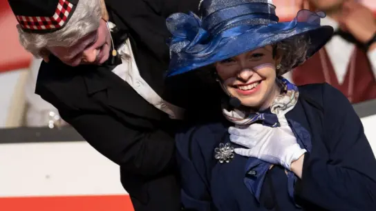 Nicht übertrieben majestätisch ging es beim Auftritt von Queen Elizabeth und ihrem Nachfolger Charles zu. Maja Löschel (rechts) und Natalie Siller hatten selber Spaß bei ihrem Auftritt. (Foto: Sven Neußer)