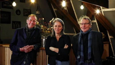 Stellten den nächsten Spielplan für die Herbst-Wintersaison vor: Oberbürgermeister Dr. Christoph Hammer, Intendantin Jasmin Meindl und ihr Referent Christian Muggenthaler (rechts). (Foto: Thomas Wirth)