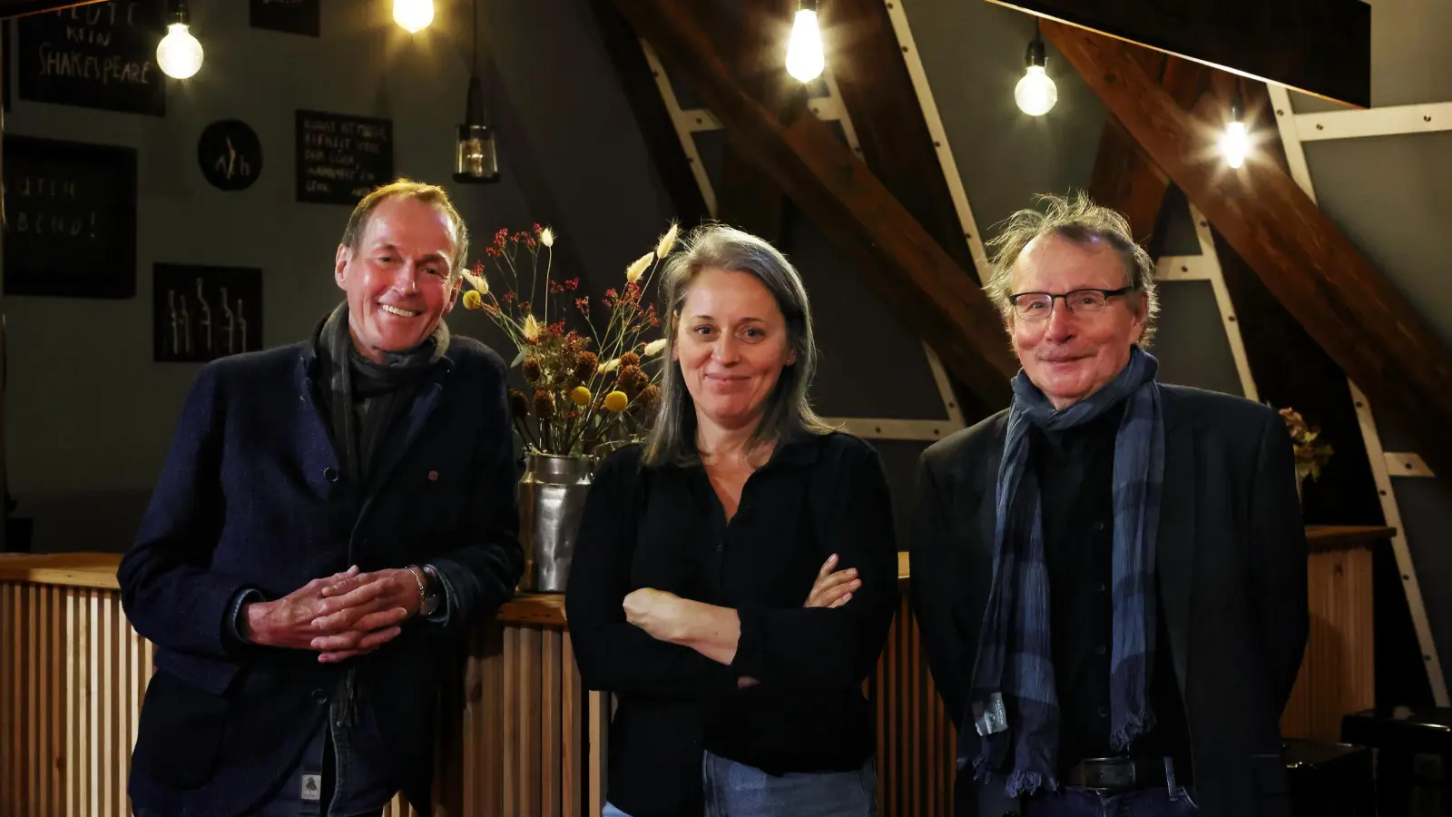 Stellten den nächsten Spielplan für die Herbst-Wintersaison vor: Oberbürgermeister Dr. Christoph Hammer, Intendantin Jasmin Meindl und ihr Referent Christian Muggenthaler (rechts). (Foto: Thomas Wirth)