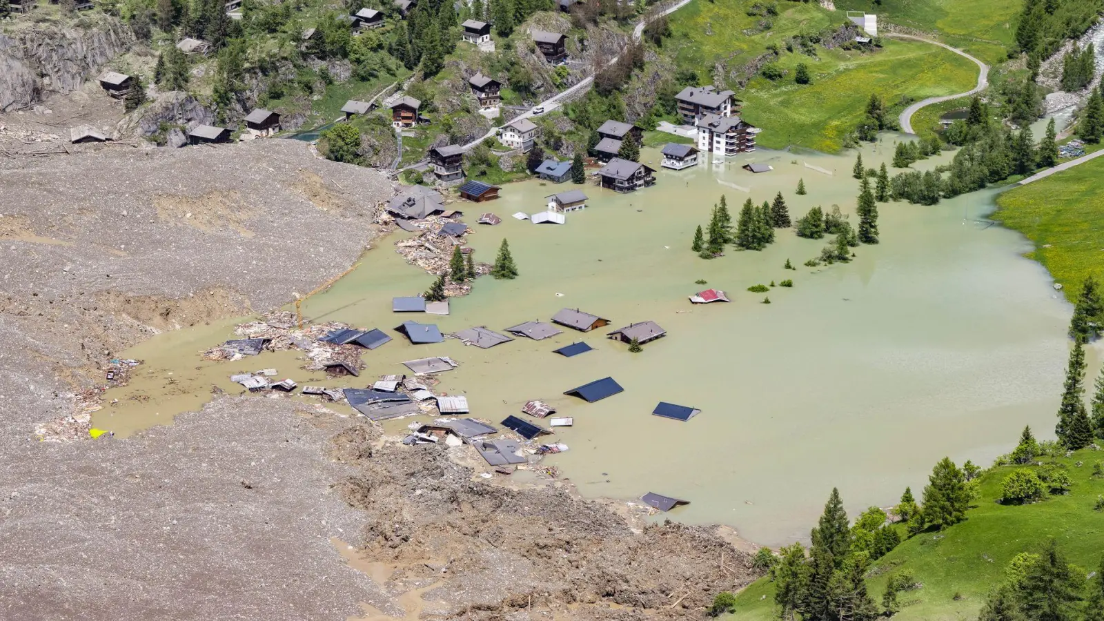 Die Lonza kann nicht abfießen, der Stausee dürfte bald überlaufen.   (Foto: Jean-Christophe Bott/KEYSTONE/dpa)