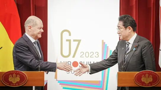 Shakehands: Bundeskanzler Olaf Scholz (l.) und Japans Ministerpräsident Fumio Kishida. (Foto: Kay Nietfeld/dpa)