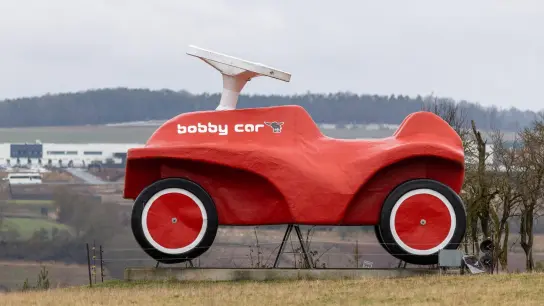 Ein überdimensionales Bobby-Car des Spielwarenherstellers Big steht auf dem Gelände des Unternehmens. (Foto: Daniel Karmann/dpa/Archivbild)