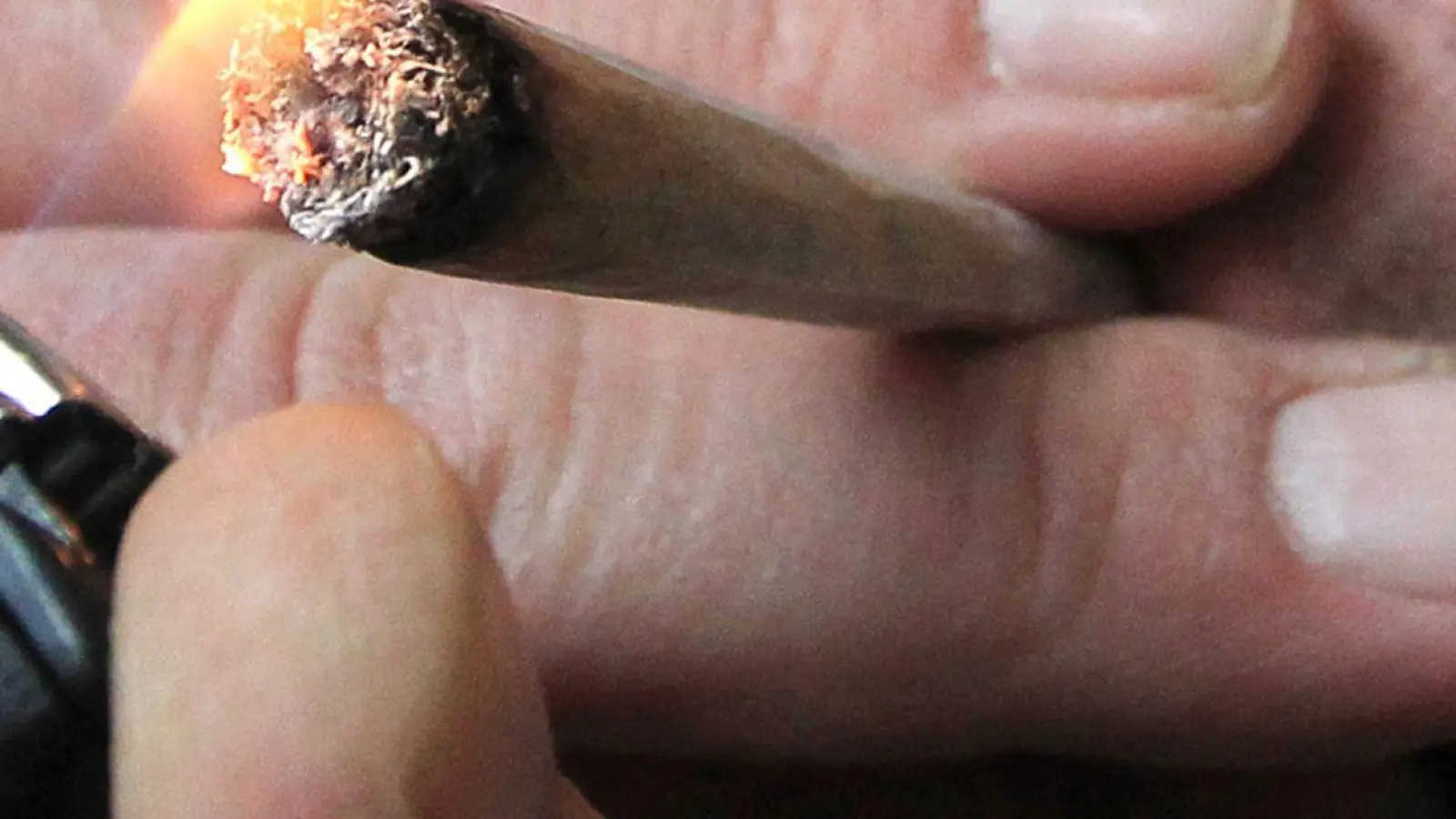 Ein Mann raucht eine selbst gedrehte Cannabis-Zigarette. (Foto: Karl-Josef Hildenbrand/dpa)
