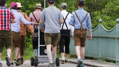 Männer sind am Vatertag auf einer Wanderung unterwegs. (Foto: Thomas Warnack/dpa)