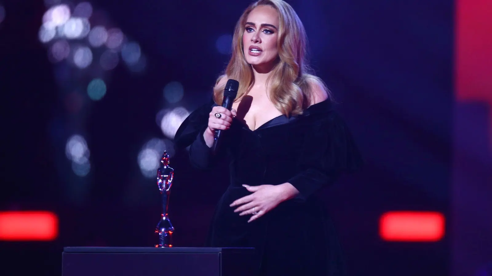Sängerin Adele gewann mit ihrem Spezial „Adele: One Night Only“ insgesamt fünf Trophäen. (Foto: Joel C Ryan/Invision via AP/dpa)