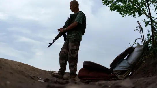 Die Front zwischen ukrainischen Truppen (im Bild) und Einheiten der von Moskau gesteuerten Separatisten verläuft seit 2014 nur wenige Kilometer nordöstlich von Donezk. (Foto: David Goldman/AP/dpa)