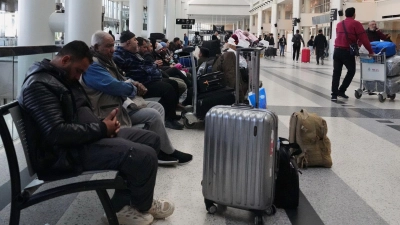 Die Bundesregierung sieht vor allem die Reiseveranstalter und Fluglinien in der Pflicht, im Nahen Osten gestrandete Urlauber zurückzubringen  (Foto: Hassan Ammar/AP/dpa)