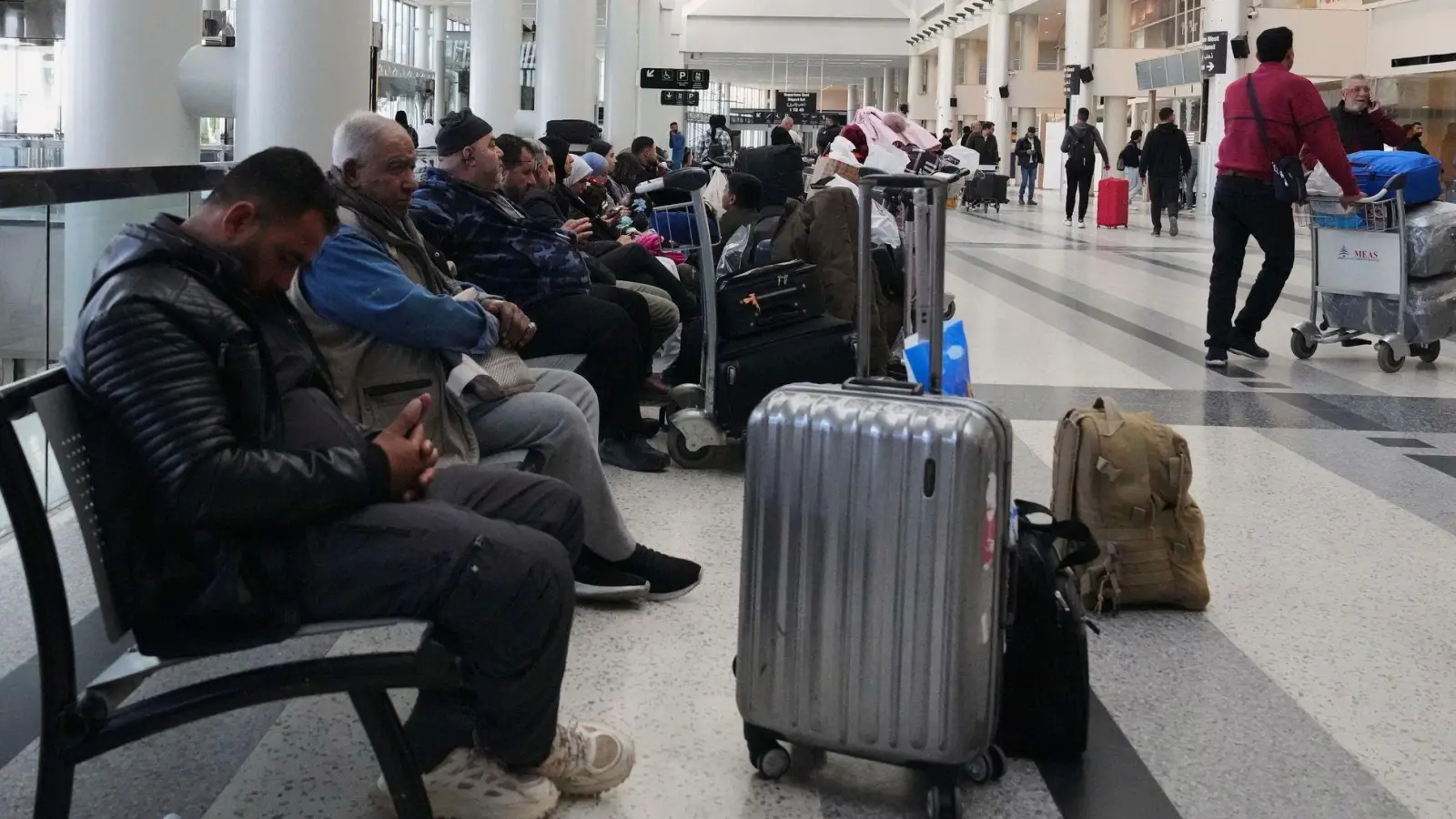 Die Bundesregierung sieht vor allem die Reiseveranstalter und Fluglinien in der Pflicht, im Nahen Osten gestrandete Urlauber zurückzubringen  (Foto: Hassan Ammar/AP/dpa)