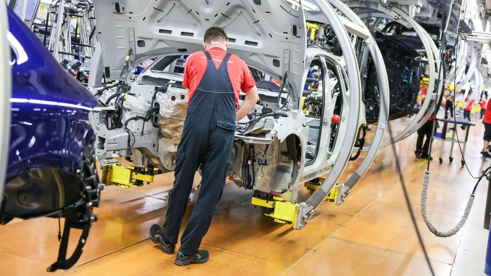 Die Stimmung in der deutschen Autoindustrie ist gesunken. (Symbolbild) (Foto: Jan Woitas/dpa)