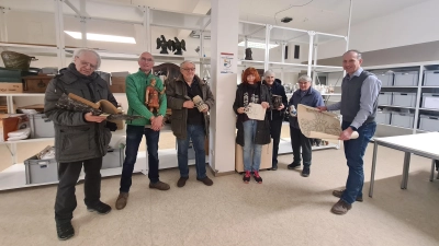 Das neue Depot füllt sich nach und nach. Professor Dr. Konrad Bedal, Gerhard Bund, Joachim Schlicke, Gisela Menke, Hannelore Bedal, Margit Berr und Bernhard Kisch (von links) haben damit gut zu tun. (Foto: Anna Franck)