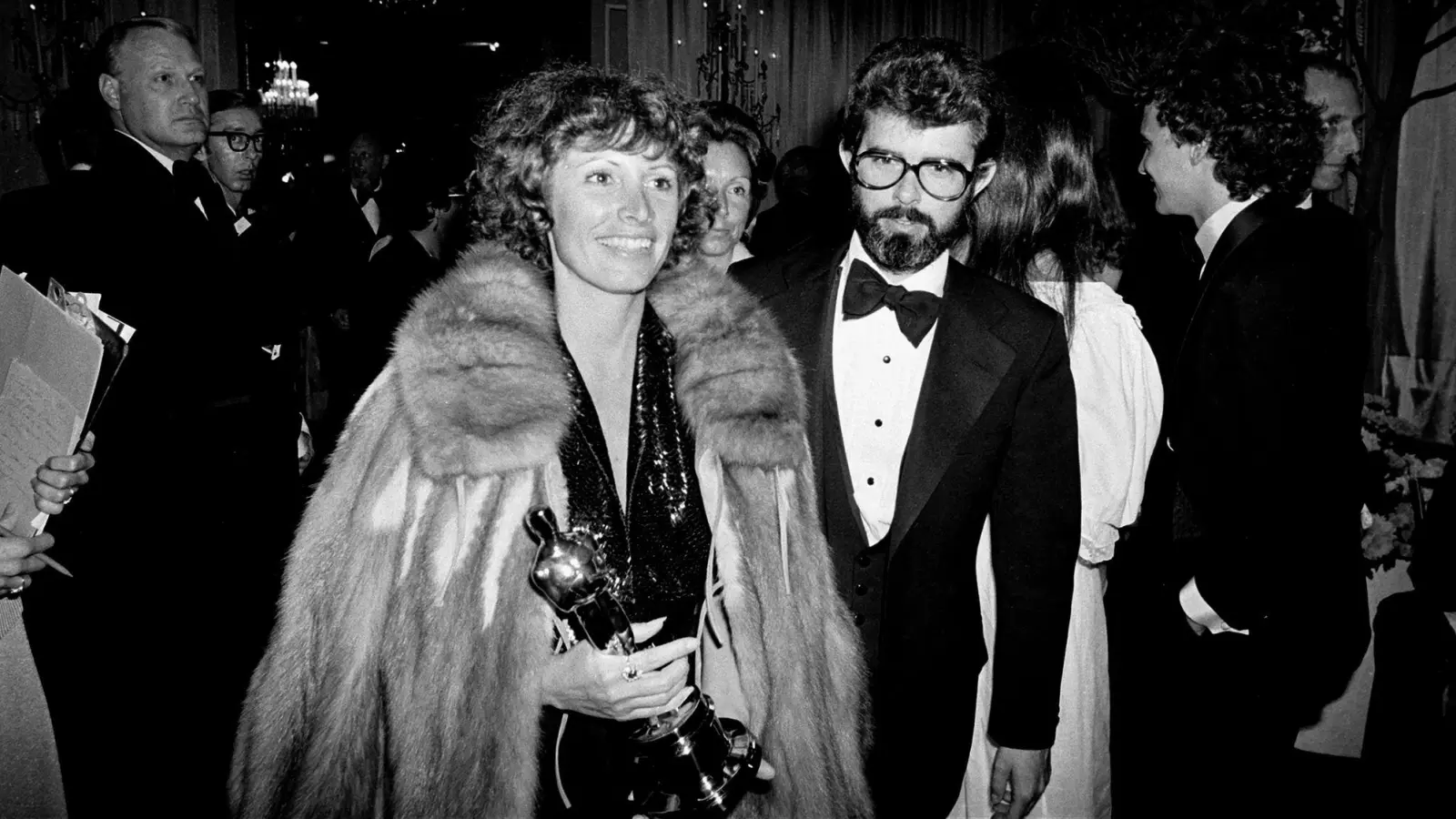 Marcia Lucas, damalige Ehefrau von Regisseur George Lucas (r), trägt ihre Oscar-Statuette am 4. April 1978 zu einer Party nach der Oscarverleihung im Beverly Hilton Hotel. (Foto: Anonymous/AP/dpa)