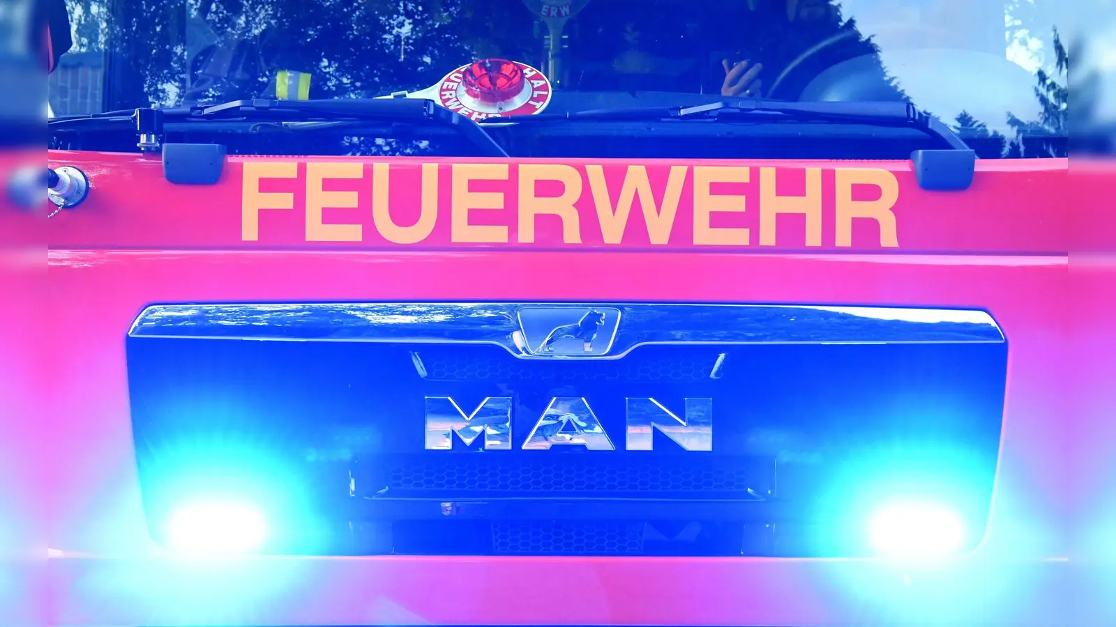 Nach einer Verpuffung stand eine Autolackiererei in Fürth in Vollbrand. (Symbolbild) (Foto: Carsten Rehder/dpa)