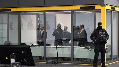 Der Angeklagte verfolgte den Prozess aus einer Glaskabine heraus. Zur Urteilsverkündung gab es technische Probleme bei der Akustik. (Foto: Hendrik Schmidt/dpa)