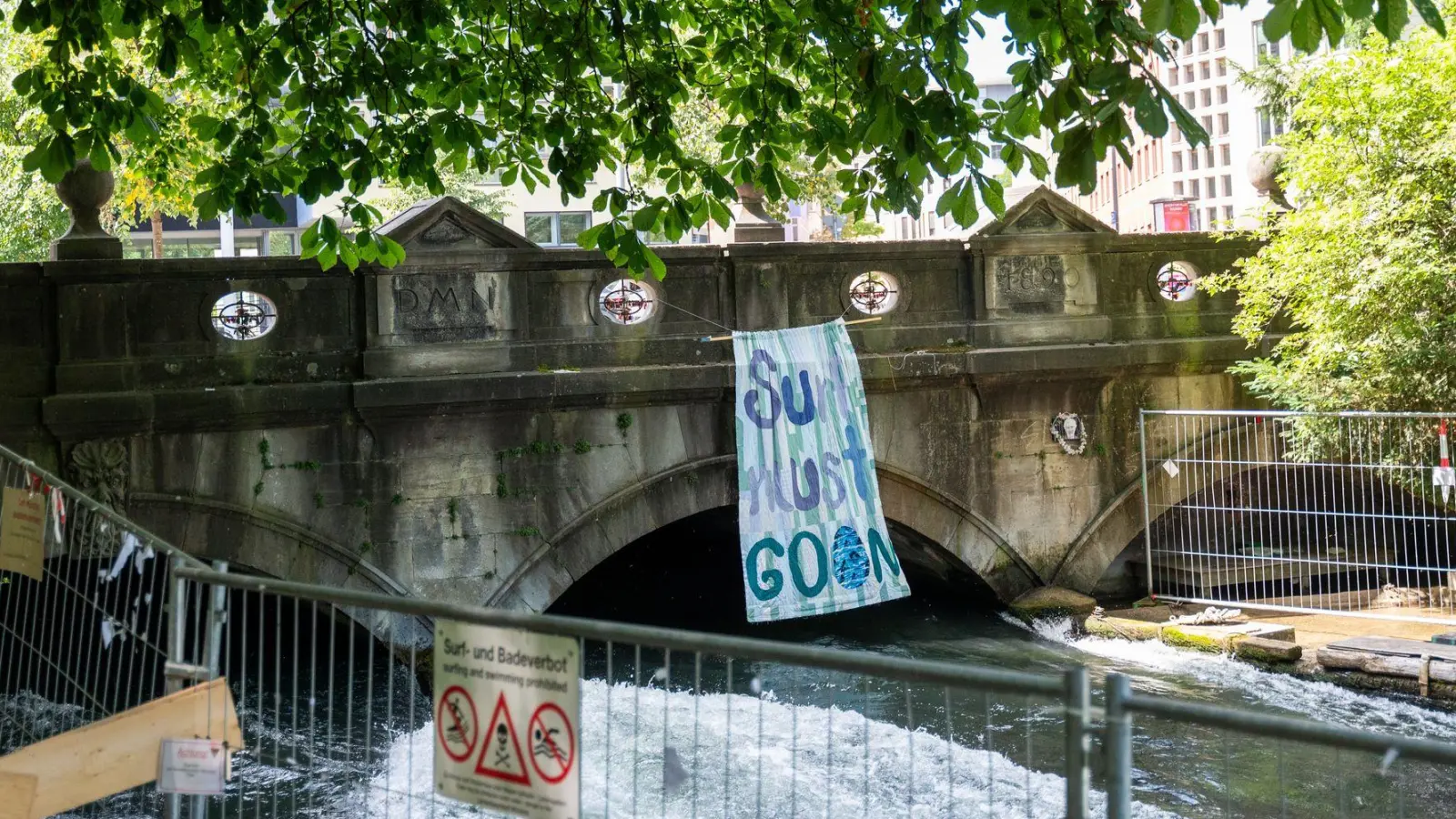 Die Ermittlungen zum Unfalltod einer Surferin auf der Münchner Eisbach-Welle sind abgeschlossen. (Foto: Leonie Asendorpf/dpa)