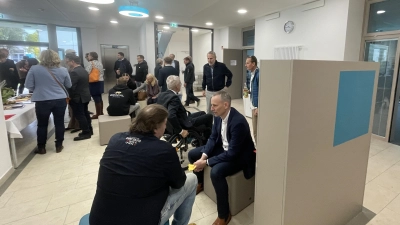 Insgesamt verfügt der neue CvB-Bau über zwei Marktplätze. Auch von den Ehrengästen wurde dieser Ort der Begegnung genutzt.  (Foto: Gerhard Krämer)