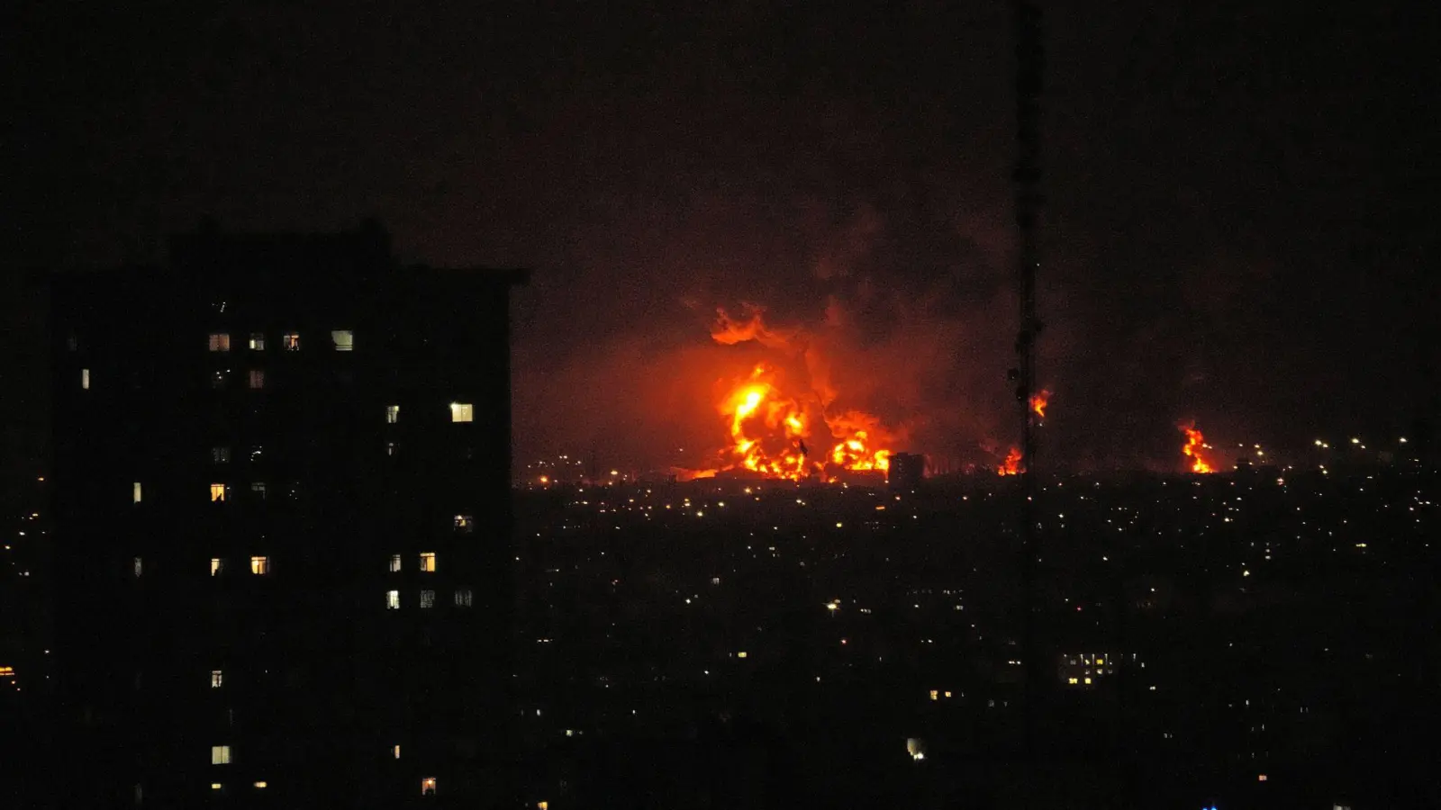 Israels Armee griff Öllager in Teheran an.  (Foto: Vahid Salemi/AP/dpa)