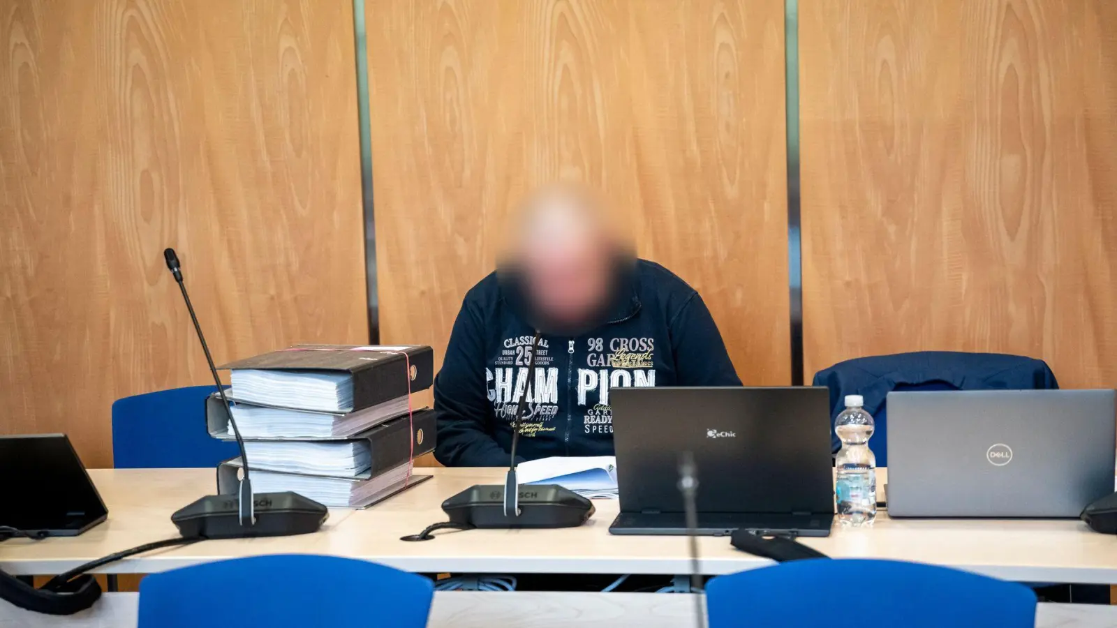 Der Angeklagte hat eingeräumt, die Frau mit einem Kabel erdrosselt zu haben. (Archivbild)  (Foto: Daniel Vogl/dpa)