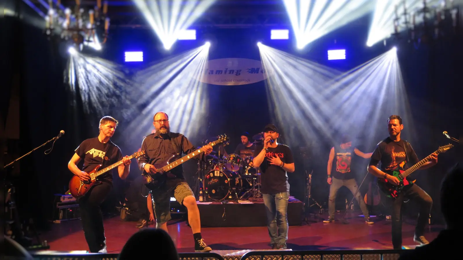 Mit Heavy-Metal und Rock-Songs der 1970er und 1980er Jahre brachten die acht Jungs von Flaming Moe ihr Publikum in Fahrt. (Foto: Alexander Schäffer)