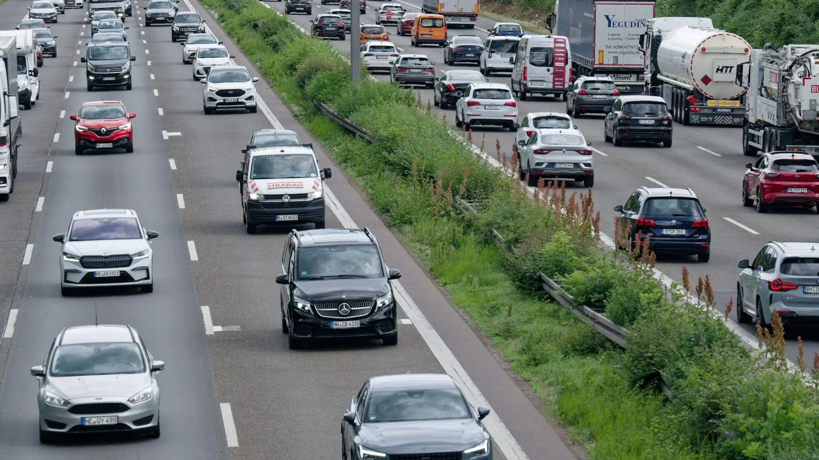 In den kommenden Tagen dürfte es laut ADAC auf den Straßen zeitweise wieder sehr voll werden. (Archivbild) (Foto: Henning Kaiser/dpa)