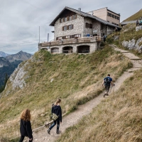 Wassersparmodus in den Alpen: Wer in den Bergen wandern geht, sollte lieber genug Wasser dabei haben – Nachfüllen könnte Gebühr kosten oder teilweise gar nicht möglich sein. (Foto: Nicolas Armer/dpa/dpa-tmn)