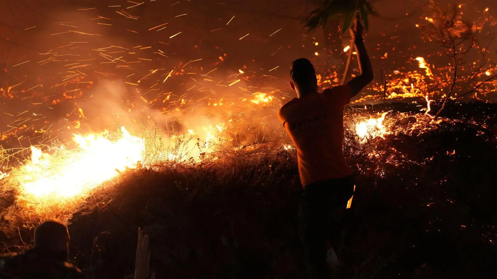 Verzweifelter Kampf gegen die Flammen auf Chios. (Foto: Pantelis Fykaris/Politischios.gr/AP/dpa)