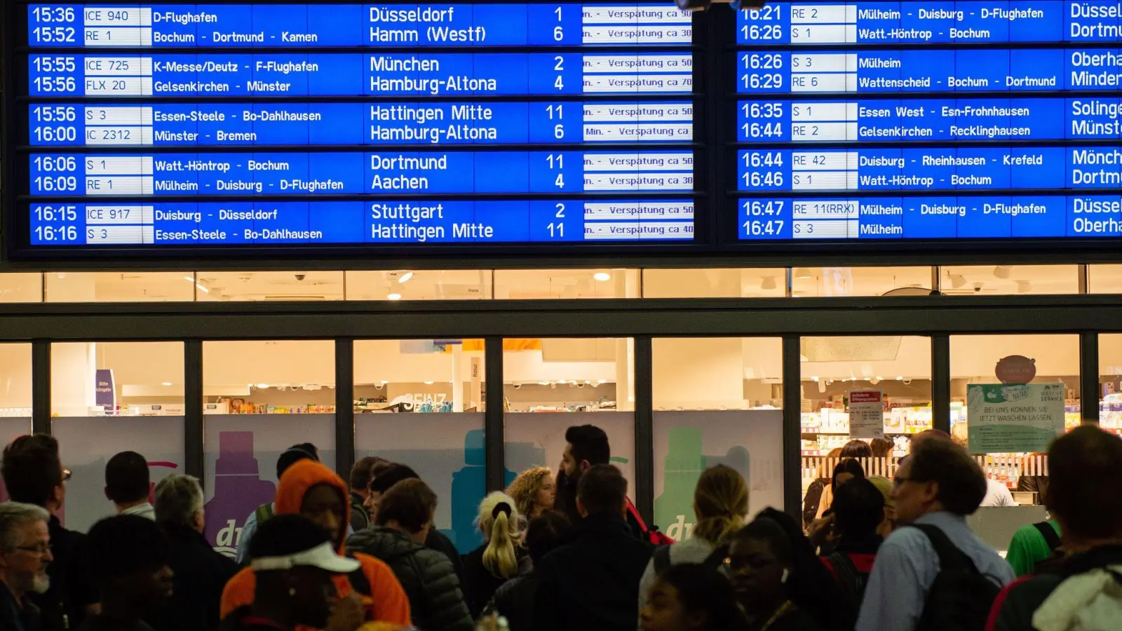 Zugverspätungen am Hauptbahnhof in Essen. In manchen Fällen entfällt künftig der Entschädigungsanspruch. (Foto: Lisa Ducret/dpa)